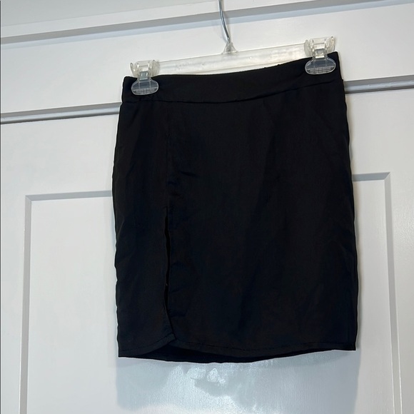 Boohoo Dresses & Skirts - Boohoo Black Mini slip Skirt with slit size 2. In perfect condition!